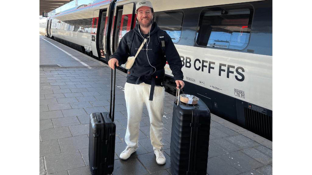 Sabala auf Reisen mit zwei Koffern und einem Rucksack. Alles drin für ein digitales und professionelles Setup. 